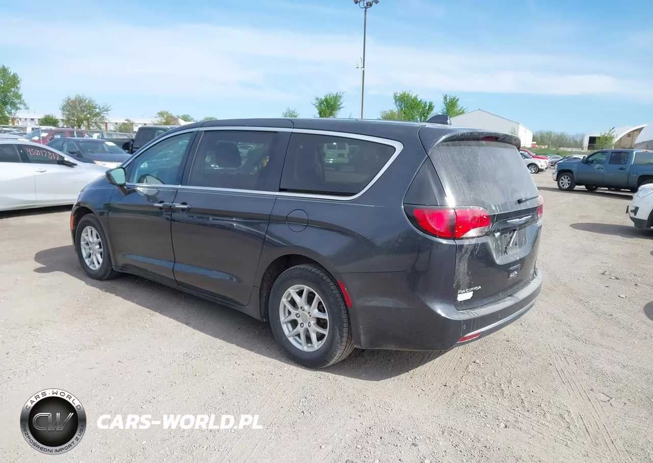 2020 Chrysler Pacifica Touring VIN:2C4RC1FG7LR216995 - 3