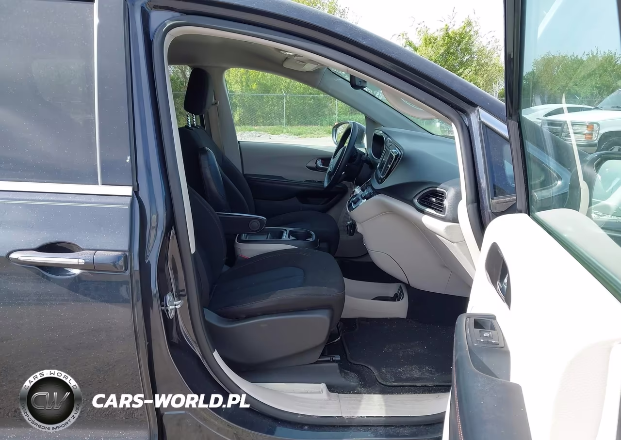 2020 Chrysler Pacifica Touring VIN:2C4RC1FG7LR216995 - 5