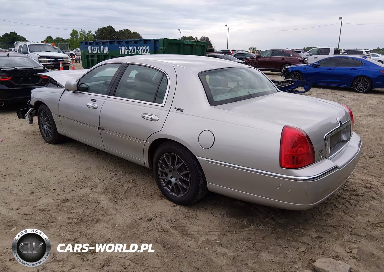 2008 Lincoln Town Car Signature Limited VIN:2LNHM82V98X645186 - 3