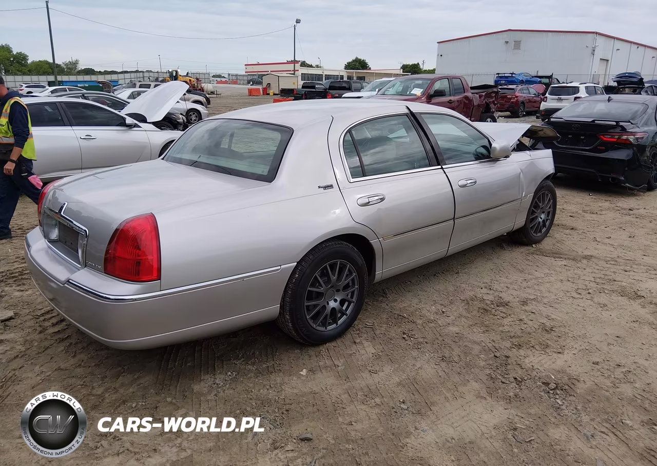 2008 Lincoln Town Car Signature Limited VIN:2LNHM82V98X645186 - 4