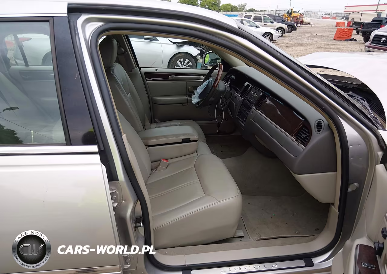 2008 Lincoln Town Car Signature Limited VIN:2LNHM82V98X645186 - 5