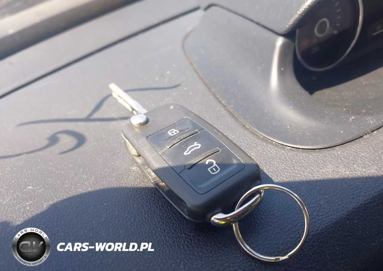 2013 Volkswagen Beetle Turbo VIN:3VW8A7ATXDM811337 - 11