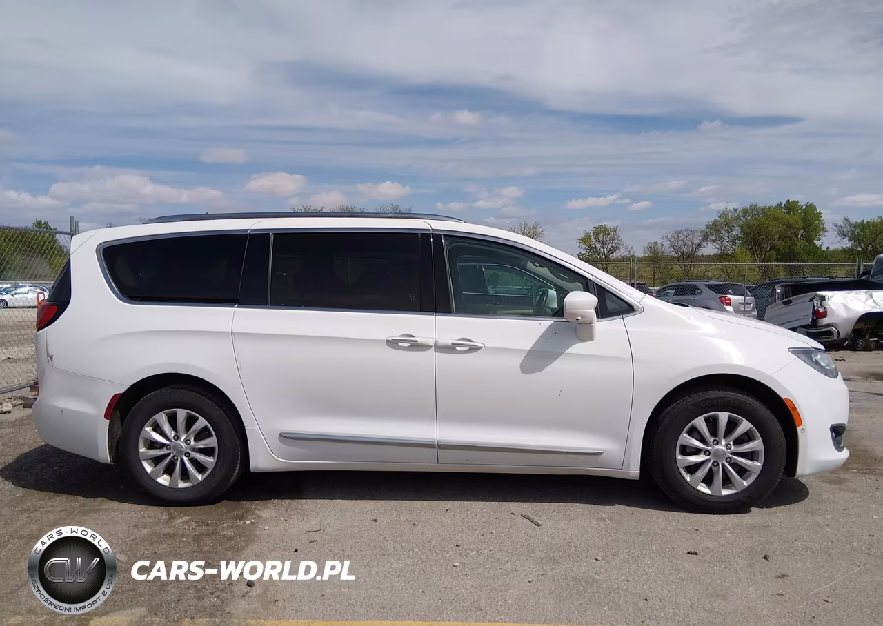 2018 Chrysler Pacifica Touring L Plus VIN:2C4RC1EG2JR139113 - 13