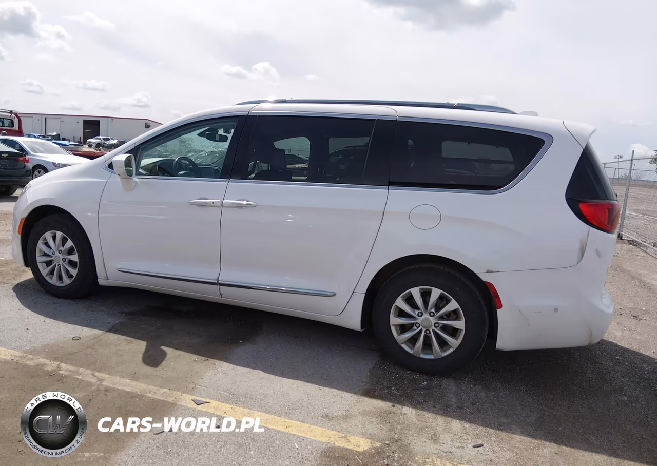 2018 Chrysler Pacifica Touring L Plus VIN:2C4RC1EG2JR139113 - 14