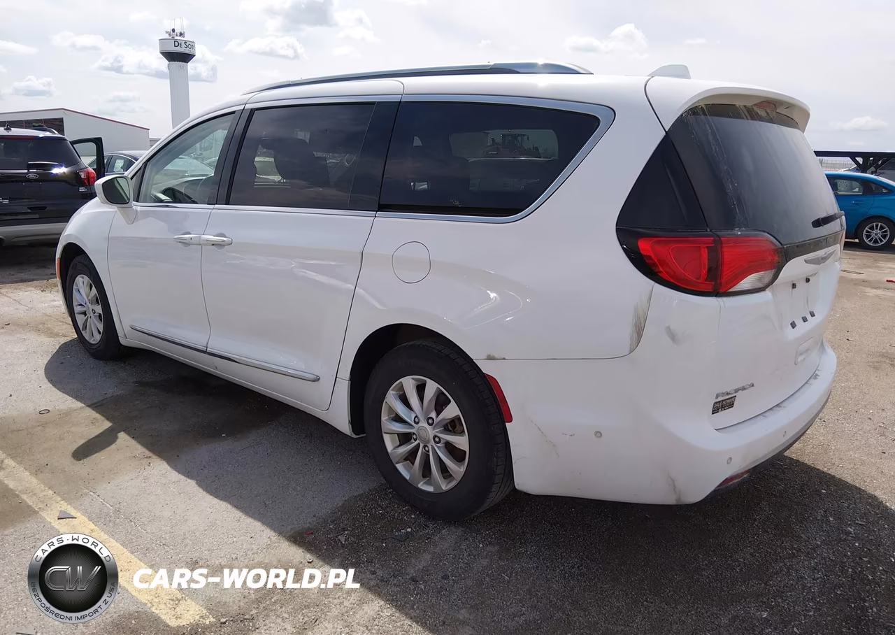 2018 Chrysler Pacifica Touring L Plus VIN:2C4RC1EG2JR139113 - 3