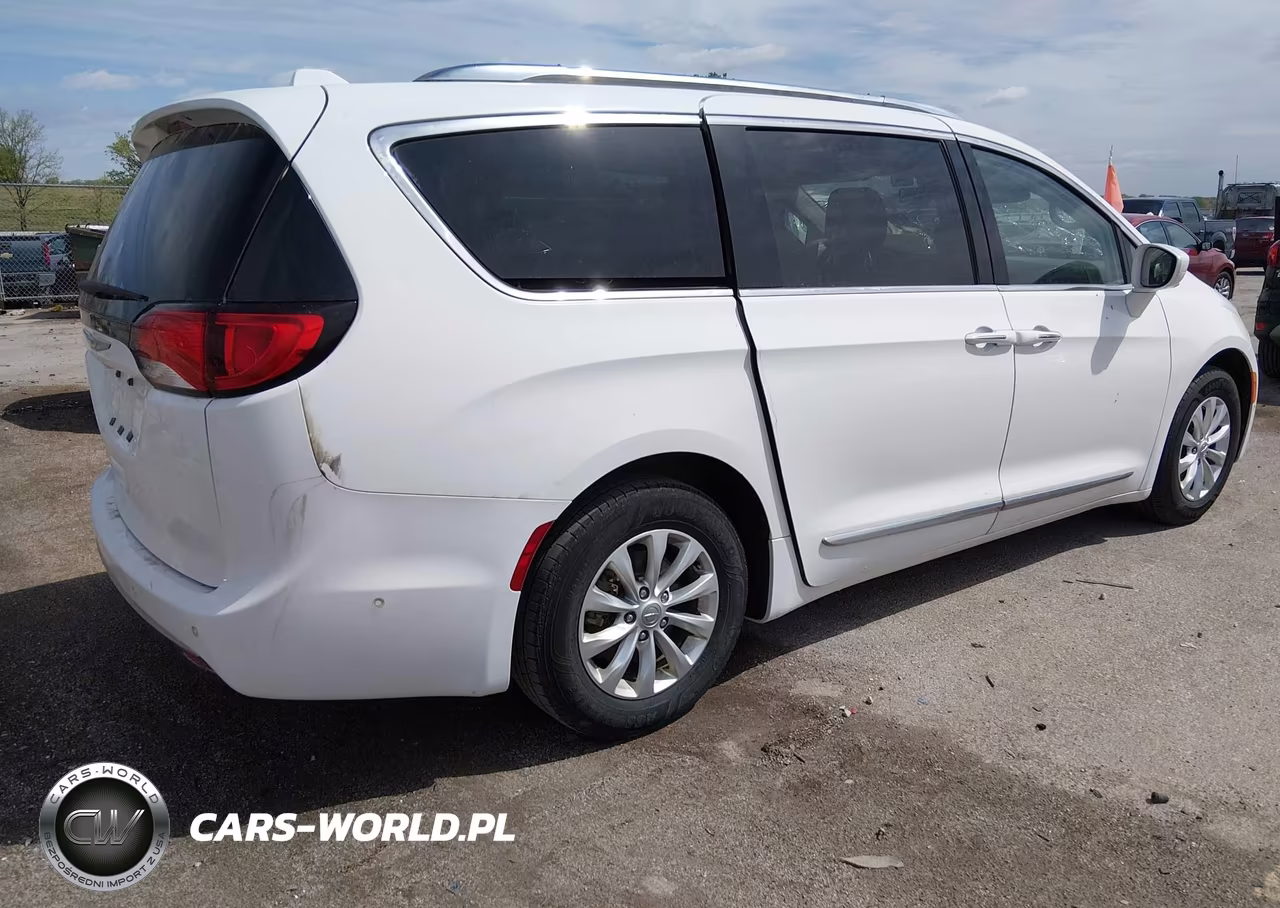 2018 Chrysler Pacifica Touring L Plus VIN:2C4RC1EG2JR139113 - 4