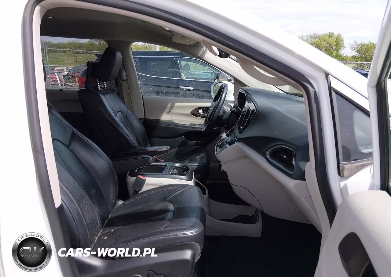 2018 Chrysler Pacifica Touring L Plus VIN:2C4RC1EG2JR139113 - 5