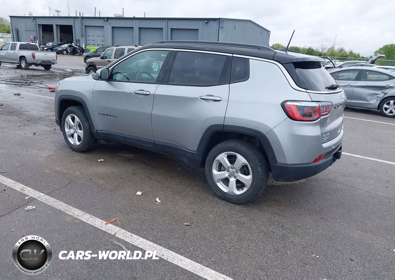 2019 Jeep Compass Latitude 4X4 VIN:3C4NJDBB0KT696910 - 3