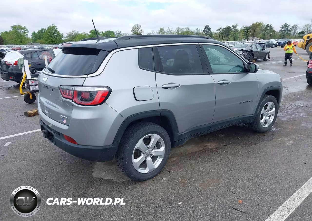 2019 Jeep Compass Latitude 4X4 VIN:3C4NJDBB0KT696910 - 4
