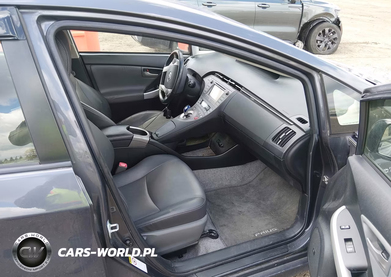 2013 Toyota Prius Four VIN:JTDKN3DU6D5670444 - 5
