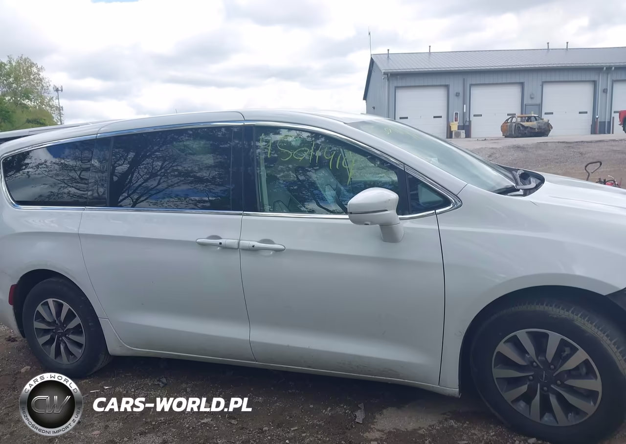 2022 Chrysler Pacifica Hybrid Touring L VIN:2C4RC1L73NR144913 - 13