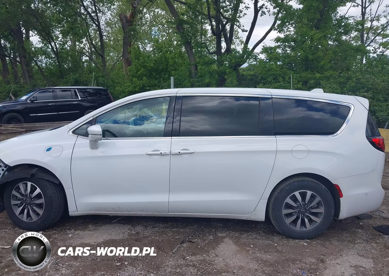 2022 Chrysler Pacifica Hybrid Touring L VIN:2C4RC1L73NR144913 - 14