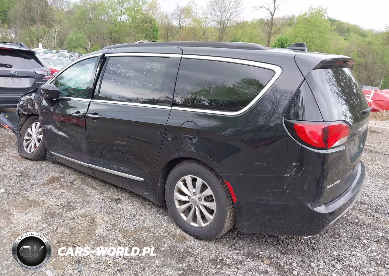 2017 Chrysler Pacifica Touring-L VIN:2C4RC1BG3HR795075 - 3