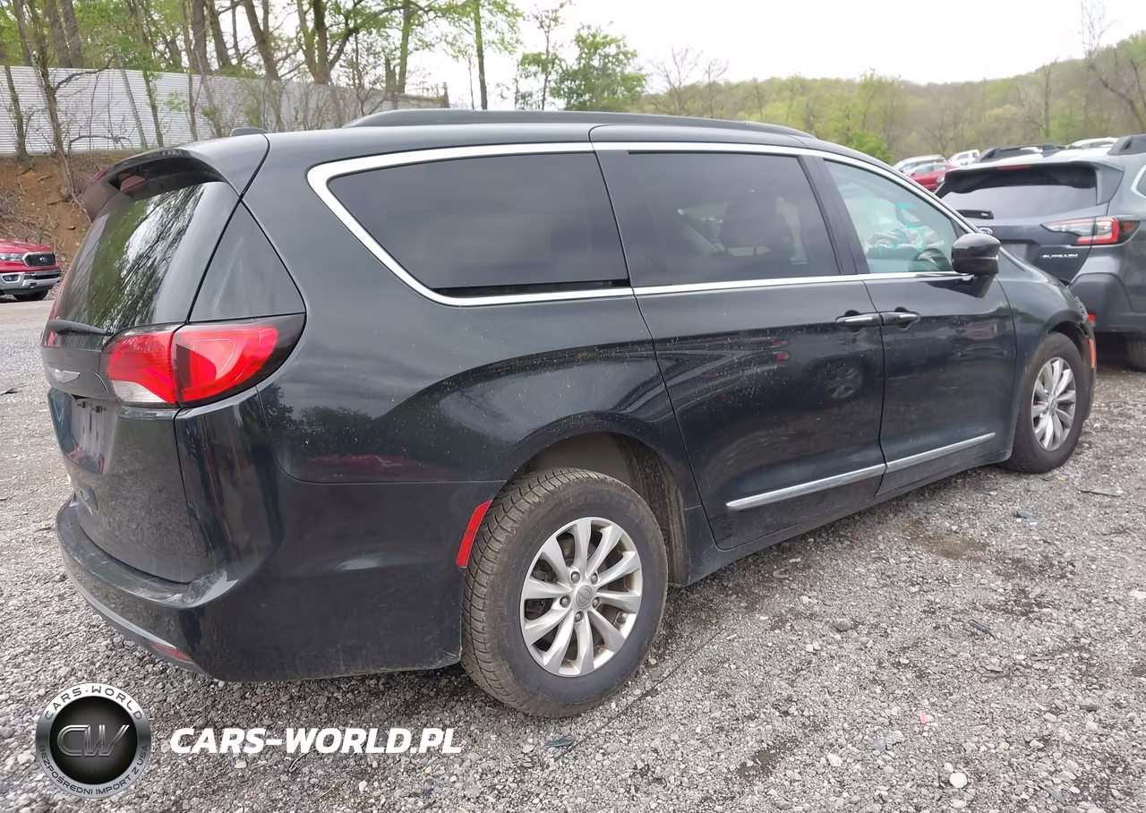 2017 Chrysler Pacifica Touring-L VIN:2C4RC1BG3HR795075 - 4