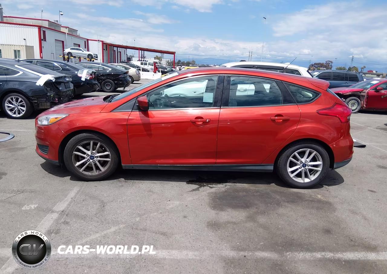 2018 Ford Focus Se VIN:1FADP3K27JL278526 - 14
