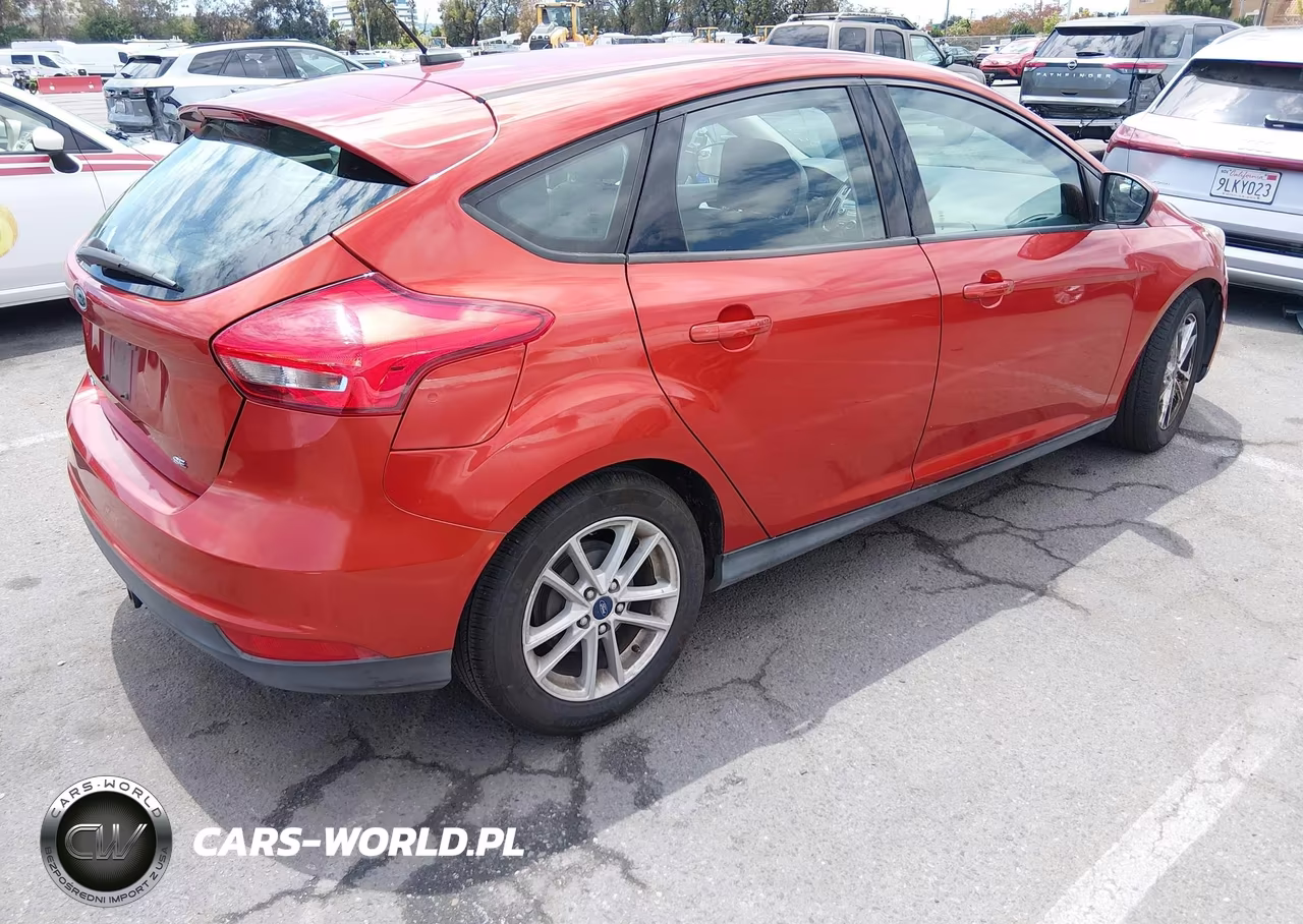2018 Ford Focus Se VIN:1FADP3K27JL278526 - 4