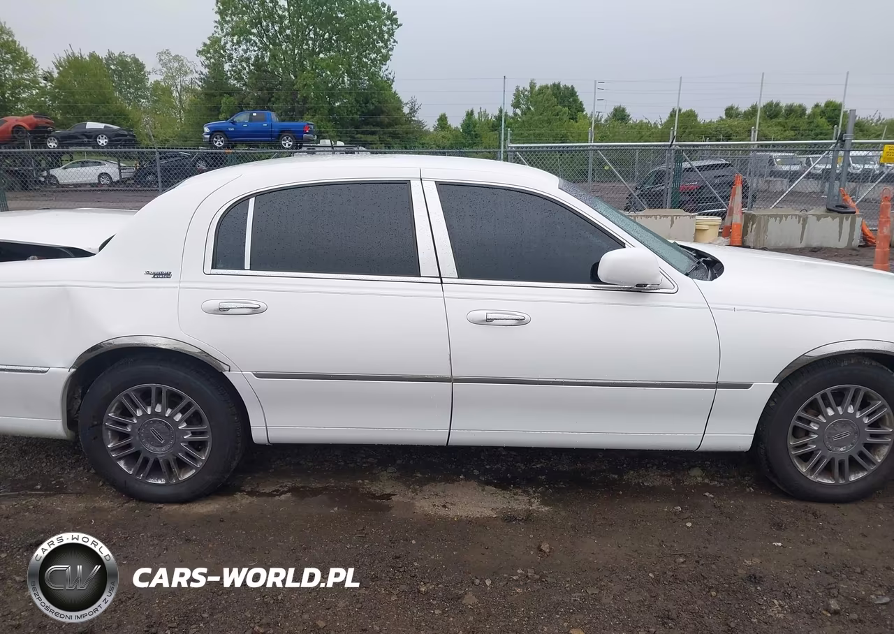 2008 Lincoln Town Car Signature Limited VIN:2LNHM82V78X640083 - 13