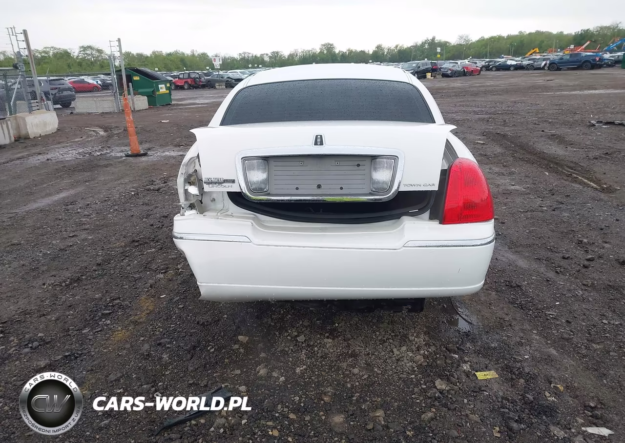 2008 Lincoln Town Car Signature Limited VIN:2LNHM82V78X640083 - 16