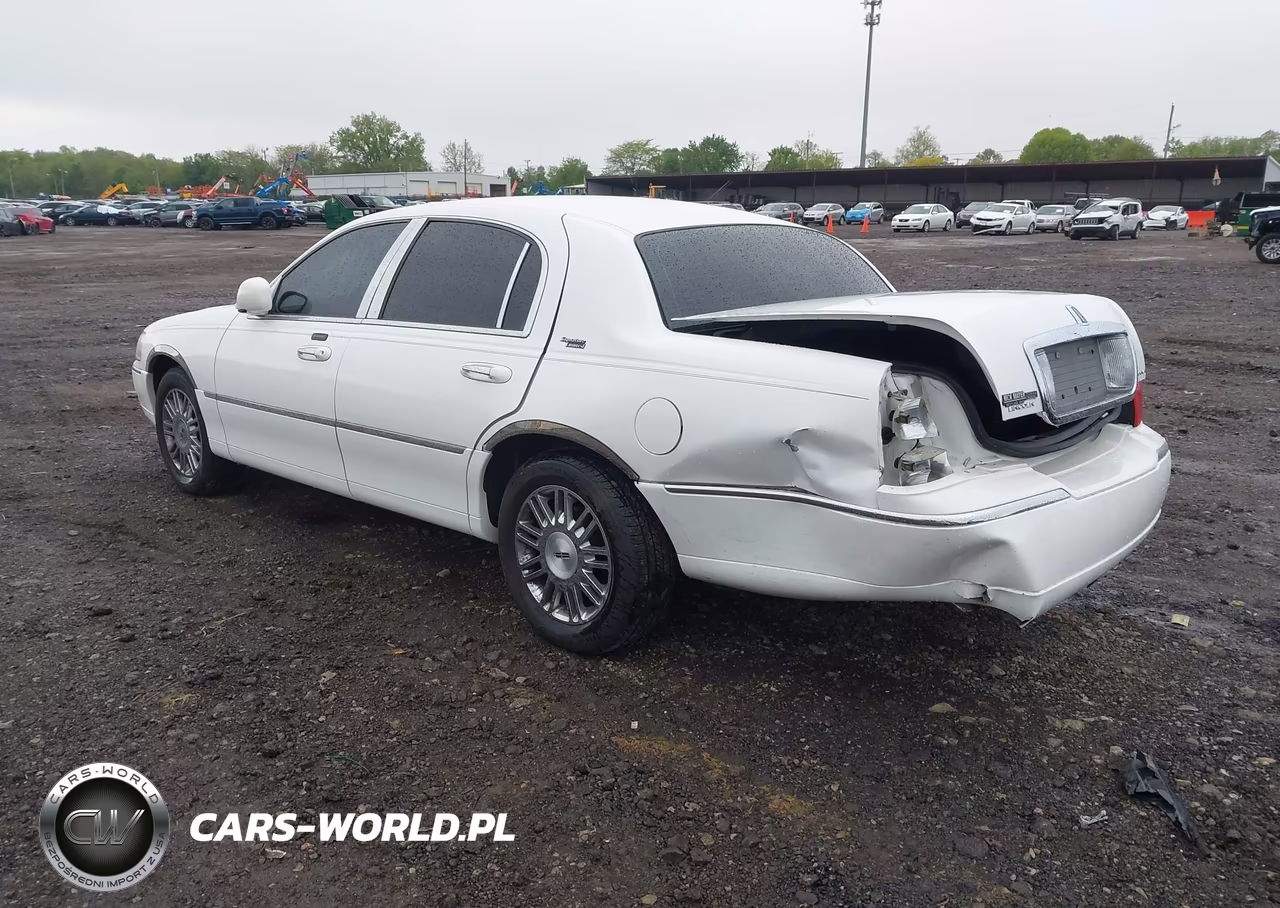 2008 Lincoln Town Car Signature Limited VIN:2LNHM82V78X640083 - 3