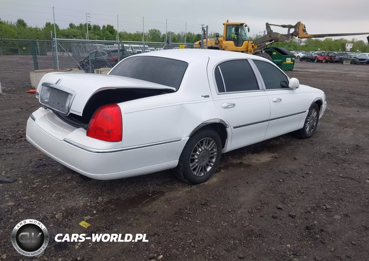 2008 Lincoln Town Car Signature Limited VIN:2LNHM82V78X640083 - 4