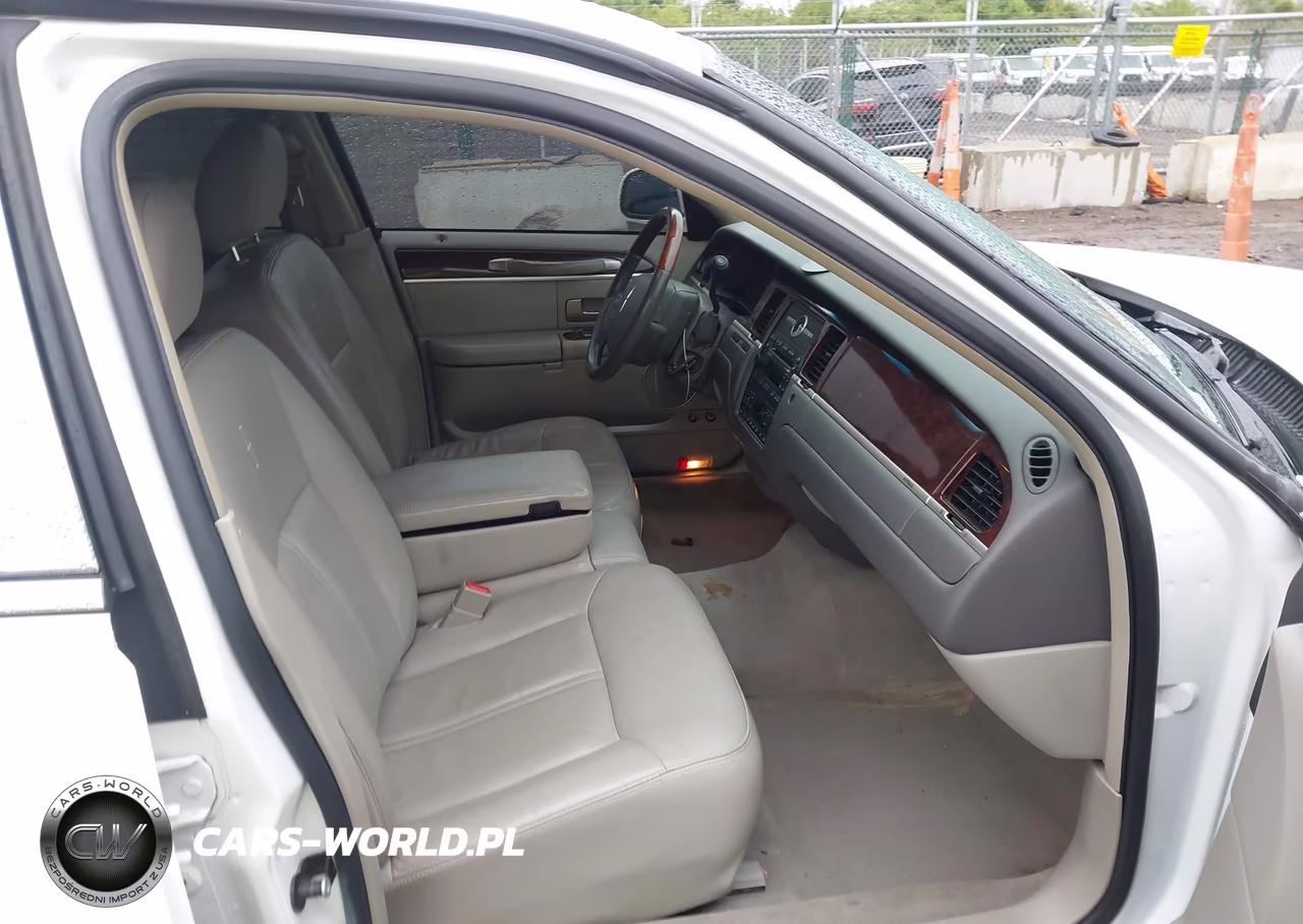 2008 Lincoln Town Car Signature Limited VIN:2LNHM82V78X640083 - 5