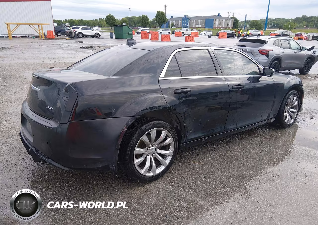 2019 Chrysler 300 Touring VIN:2C3CCAAG6KH740807 - 4