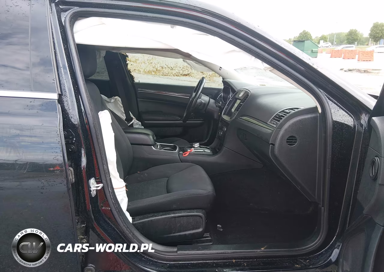 2019 Chrysler 300 Touring VIN:2C3CCAAG6KH740807 - 5
