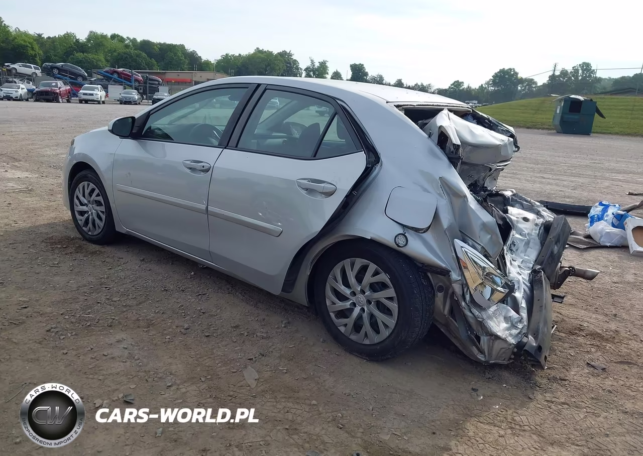 2018 Toyota Corolla Le VIN:5YFBURHE5JP738708 - 3