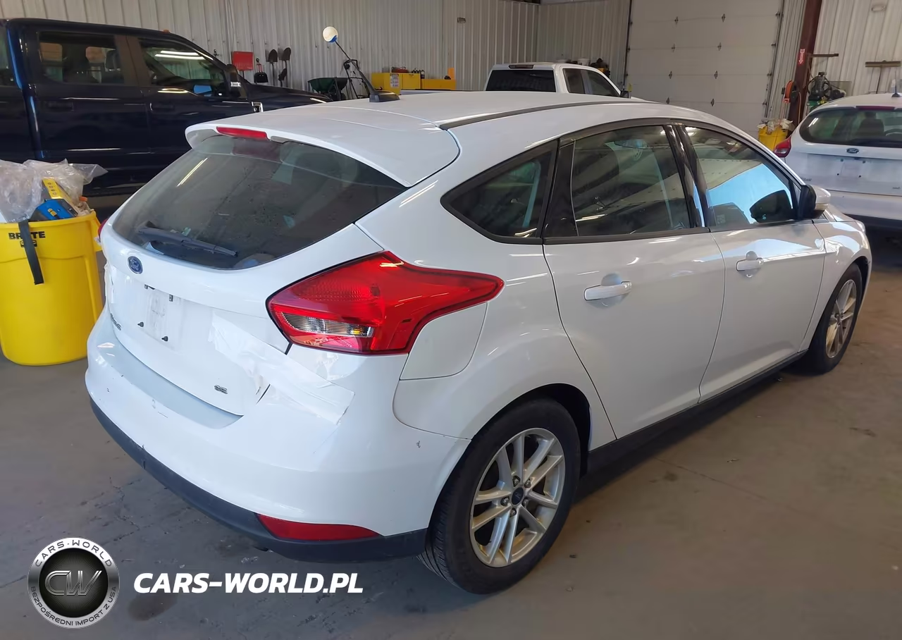 2015 Ford Focus Se VIN:1FADP3K24FL370040 - 4
