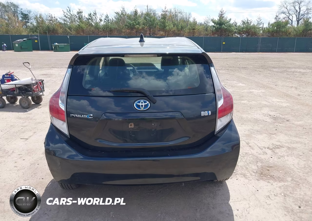 2015 Toyota Prius C Two VIN:JTDKDTB32F1581526 - 17