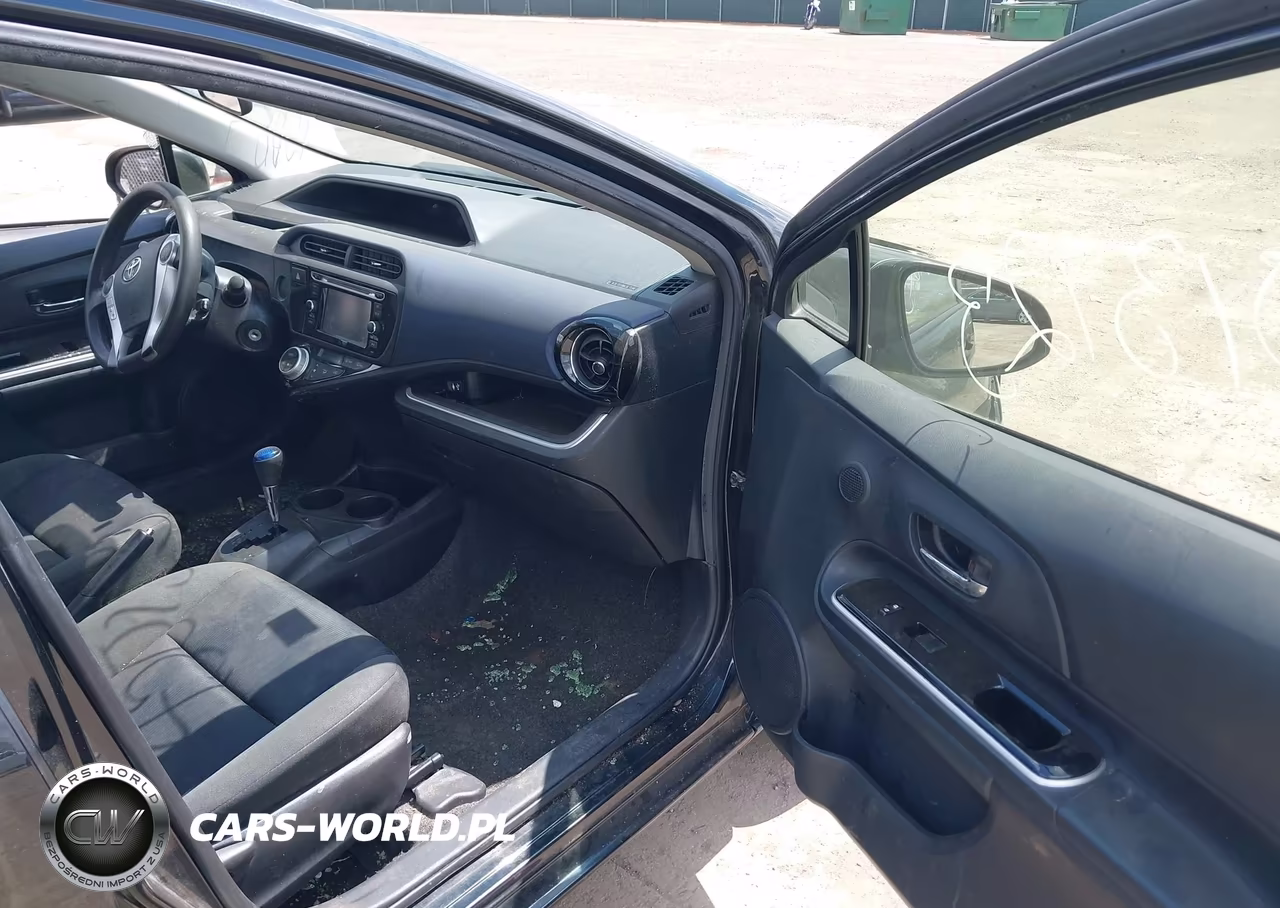 2015 Toyota Prius C Two VIN:JTDKDTB32F1581526 - 5