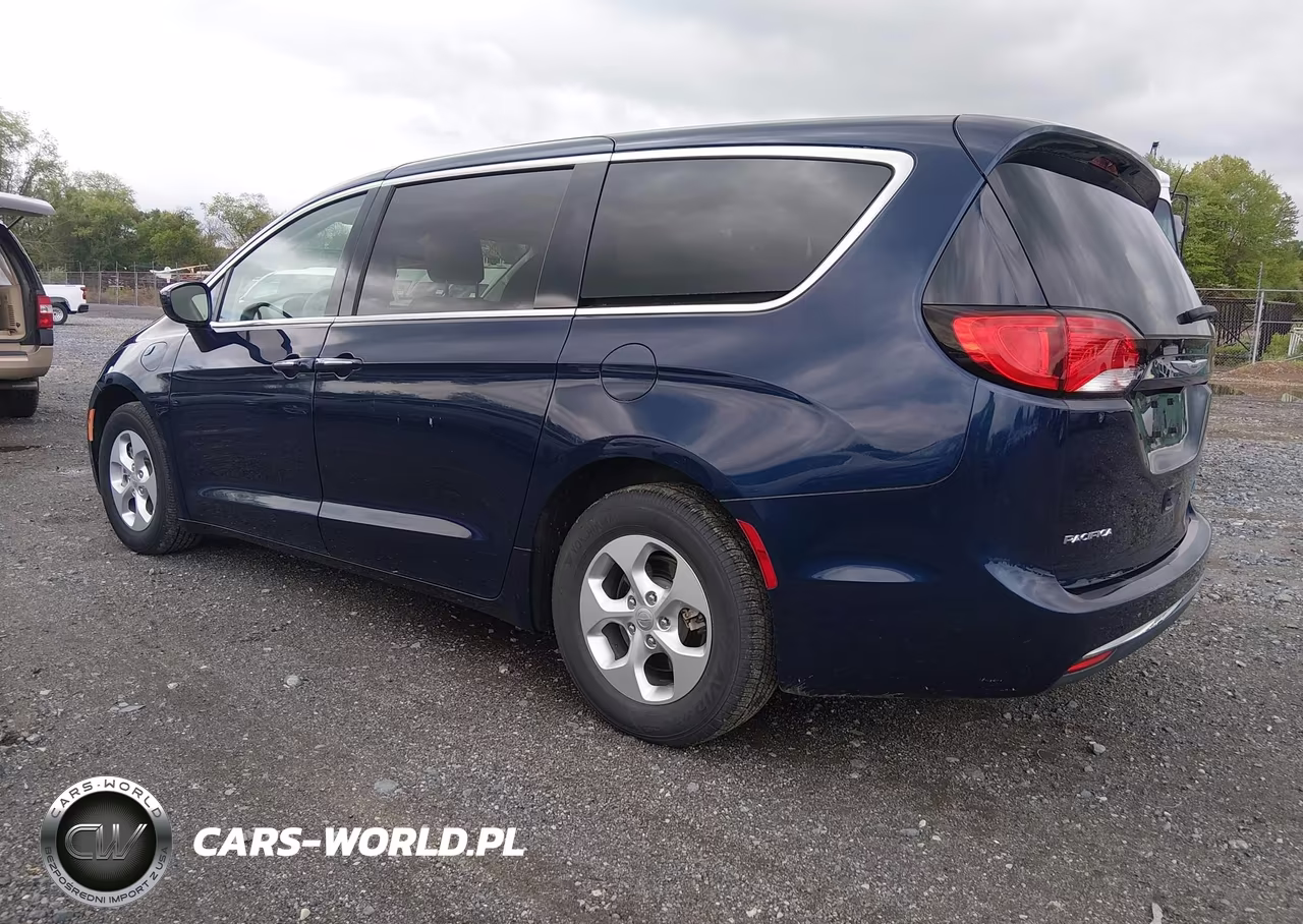 2017 Chrysler Pacifica Hybrid Touring Plus VIN:2C4RC1H71HR765080 - 3