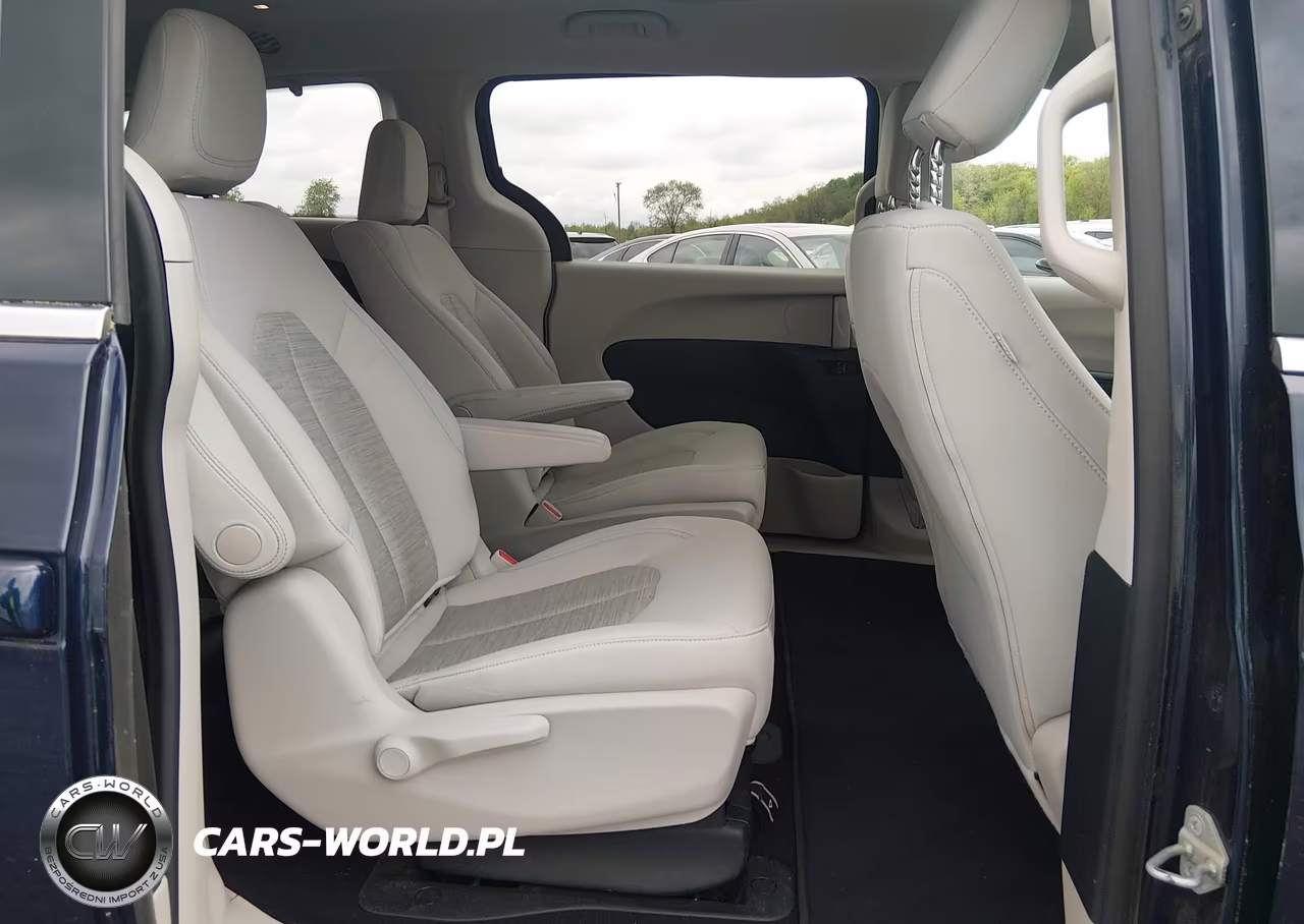 2017 Chrysler Pacifica Hybrid Touring Plus VIN:2C4RC1H71HR765080 - 8