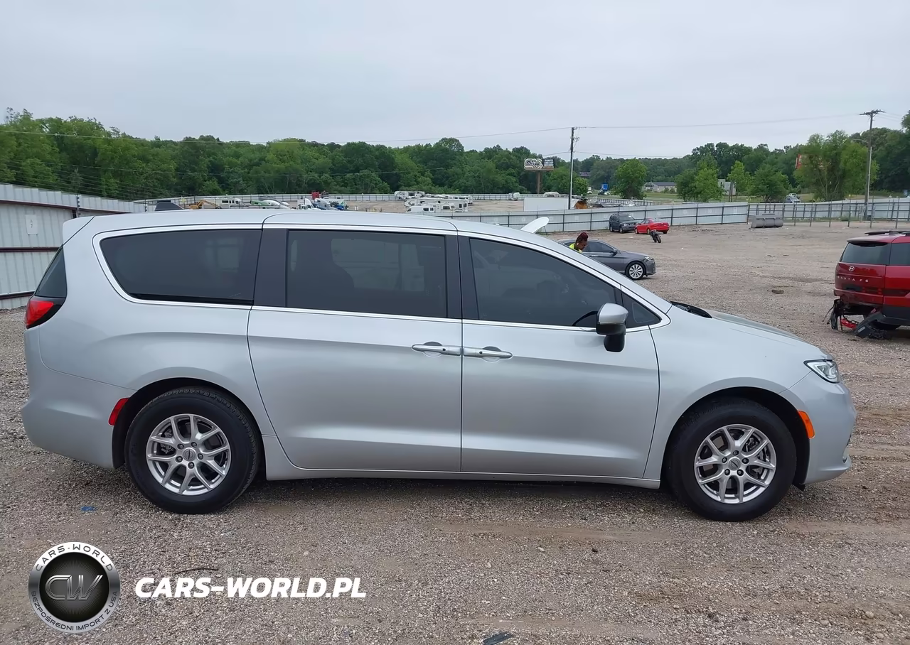 2023 Chrysler Pacifica Touring L VIN:2C4RC1BG2PR535233 - 13