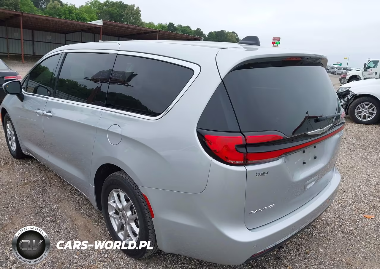 2023 Chrysler Pacifica Touring L VIN:2C4RC1BG2PR535233 - 3