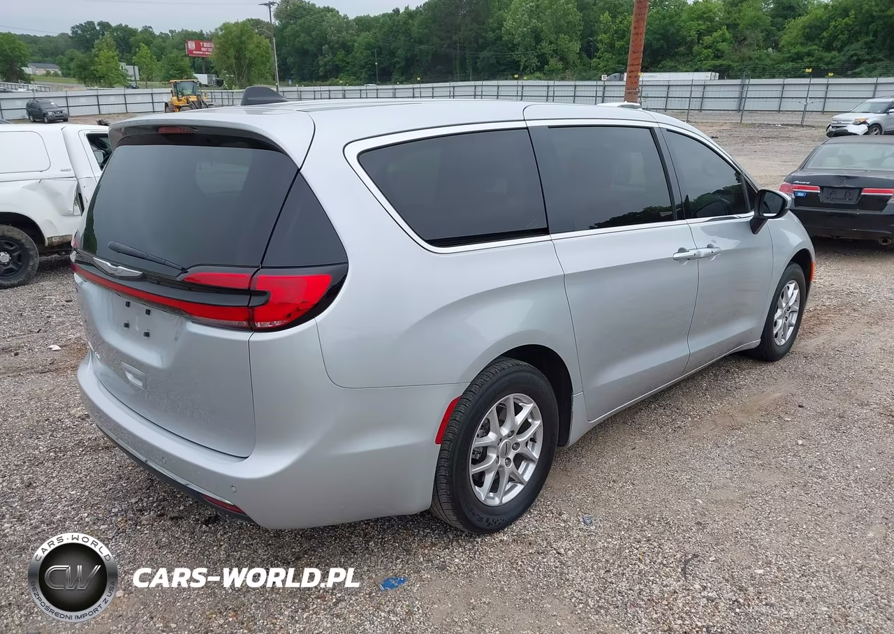2023 Chrysler Pacifica Touring L VIN:2C4RC1BG2PR535233 - 4