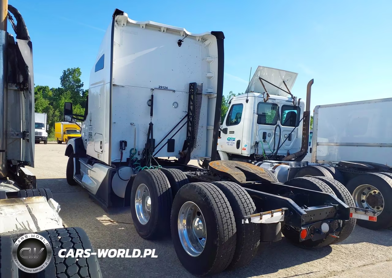 2023 Kenworth T680 VIN:1XKYDP9X7PJ251560 - 3