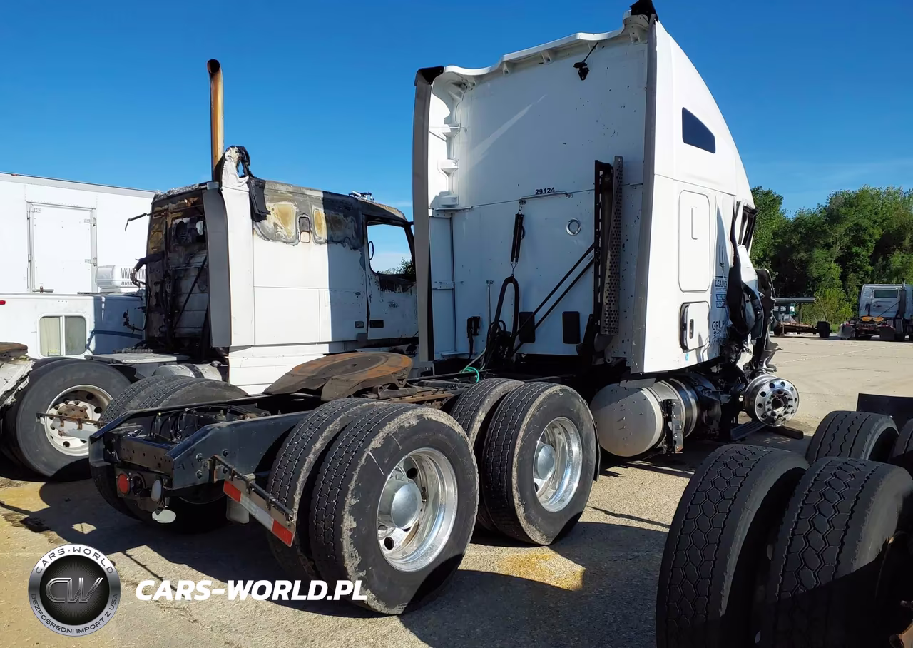 2023 Kenworth T680 VIN:1XKYDP9X7PJ251560 - 4