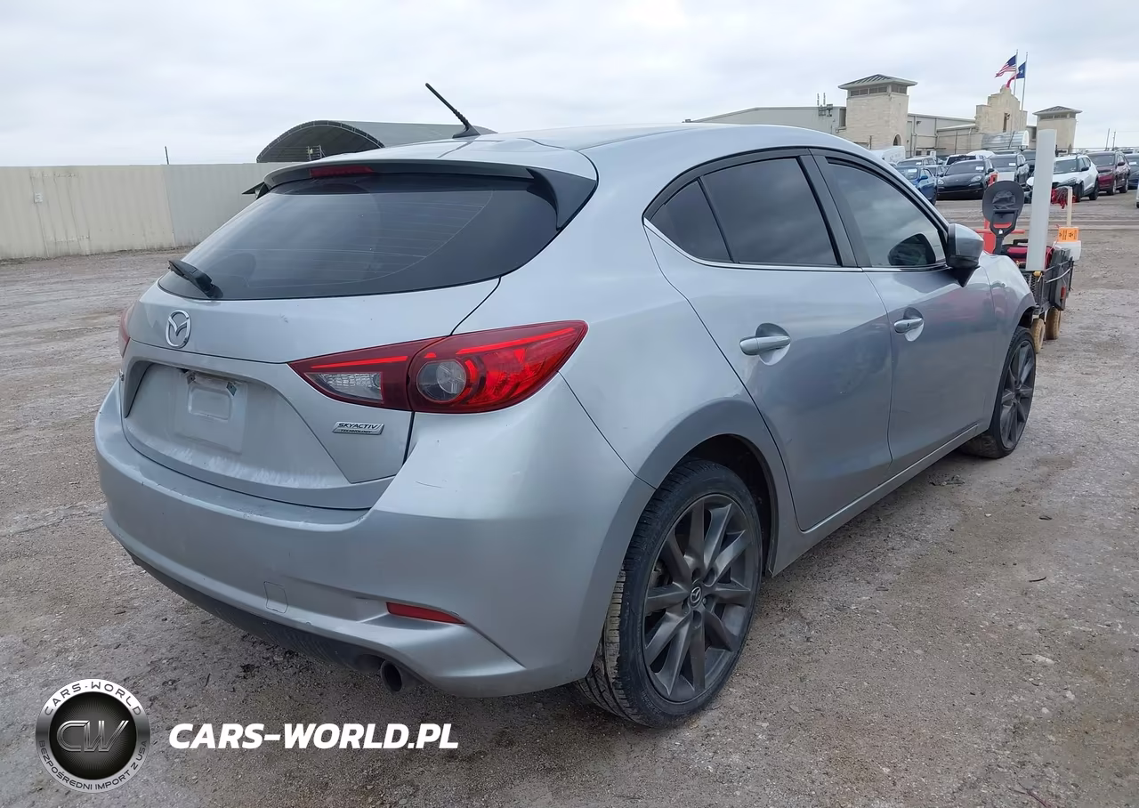 2018 Mazda Mazda3 Touring VIN:3MZBN1L30JM162521 - 4