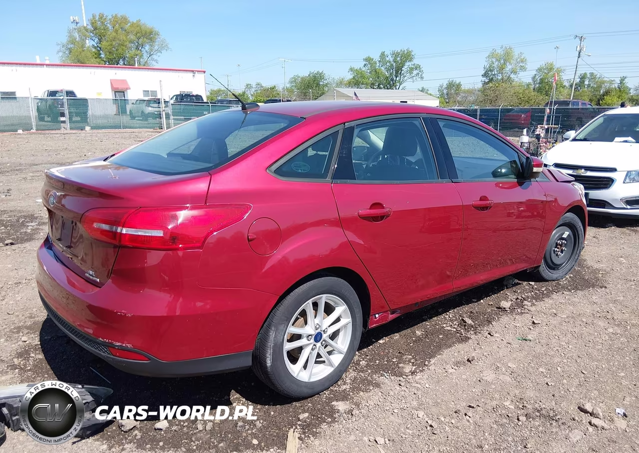 2015 Ford Focus Se VIN:1FADP3F22FL254524 - 4