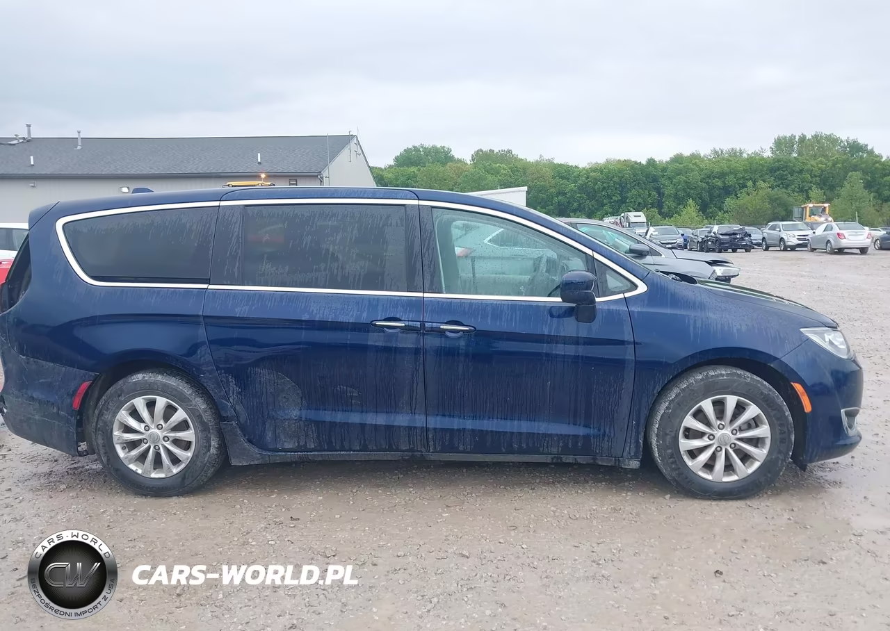 2018 Chrysler Pacifica Touring Plus VIN:2C4RC1FGXJR212226 - 13