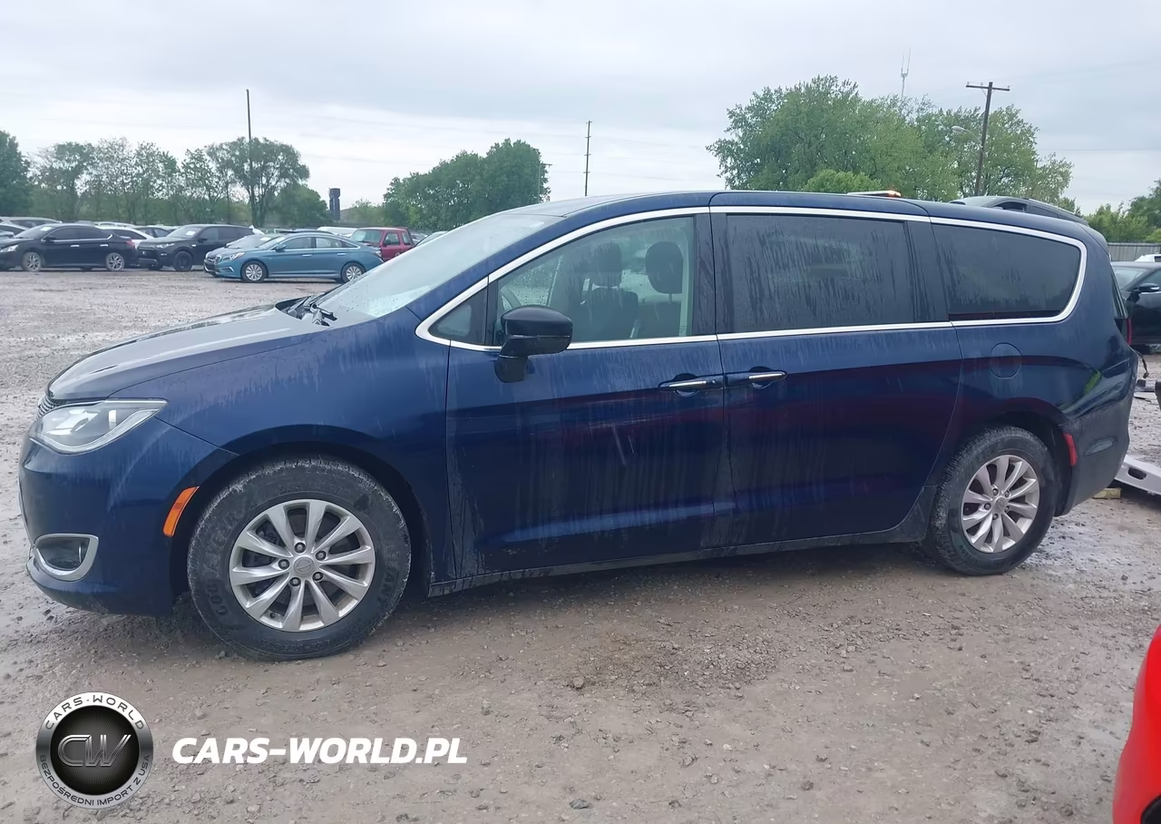 2018 Chrysler Pacifica Touring Plus VIN:2C4RC1FGXJR212226 - 14
