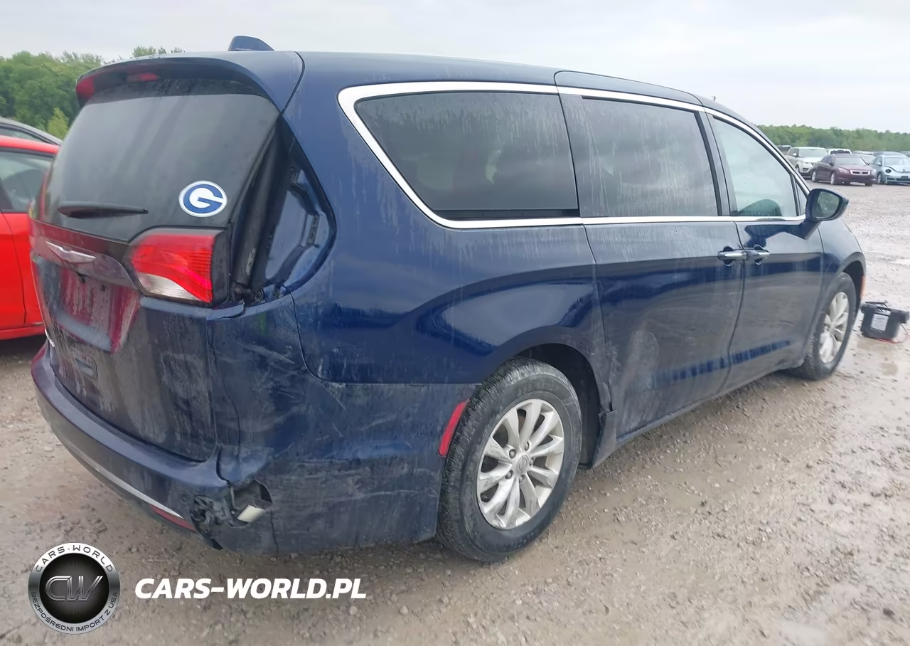 2018 Chrysler Pacifica Touring Plus VIN:2C4RC1FGXJR212226 - 4