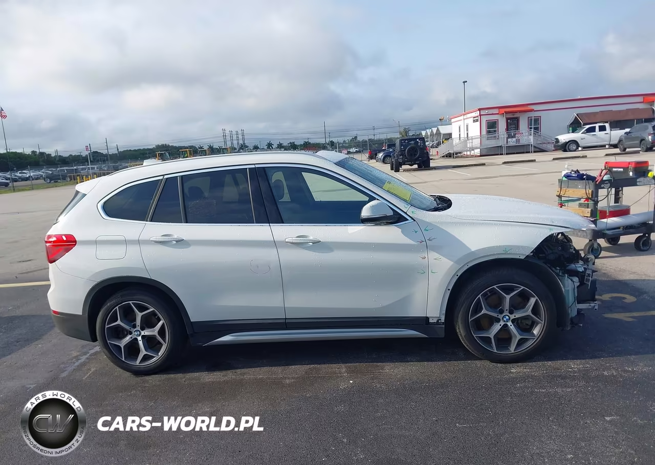 2018 BMW X1 xDrive28I VIN:WBXHT3C32J5L30618 - 13