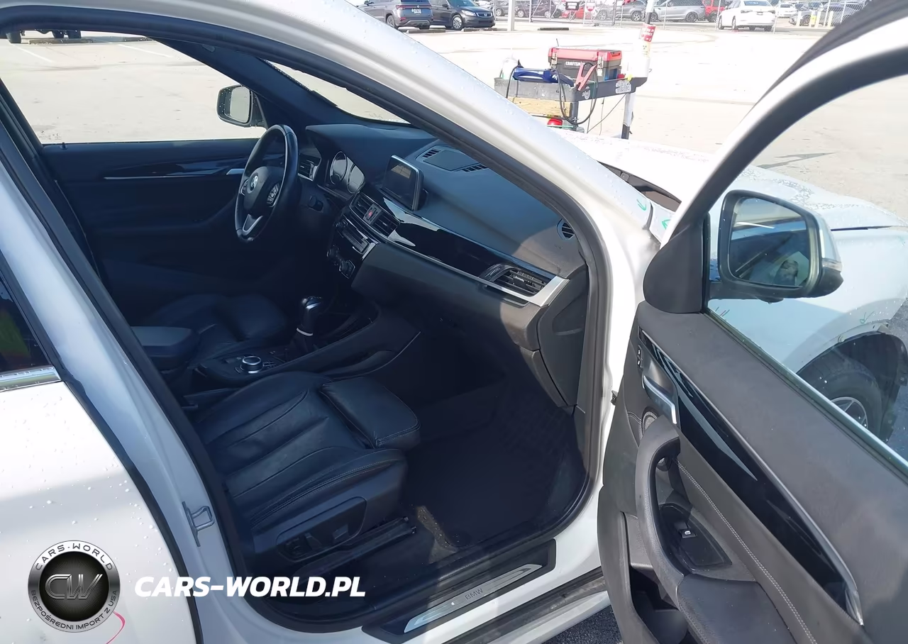 2018 BMW X1 xDrive28I VIN:WBXHT3C32J5L30618 - 5