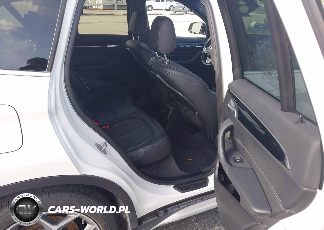 2018 BMW X1 xDrive28I VIN:WBXHT3C32J5L30618 - 8