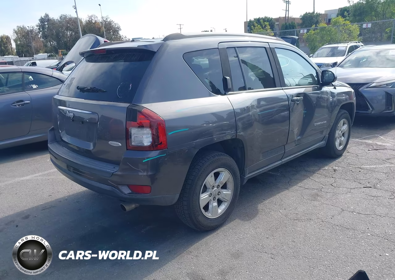 2016 Jeep Compass Latitude VIN:1C4NJCEA3GD666438 - 4