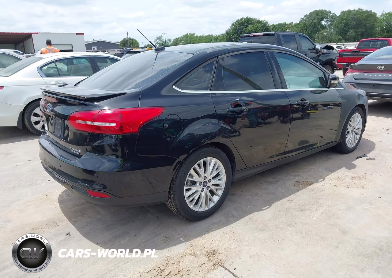 2016 Ford Focus Titanium VIN:1FADP3J28GL237168 - 4