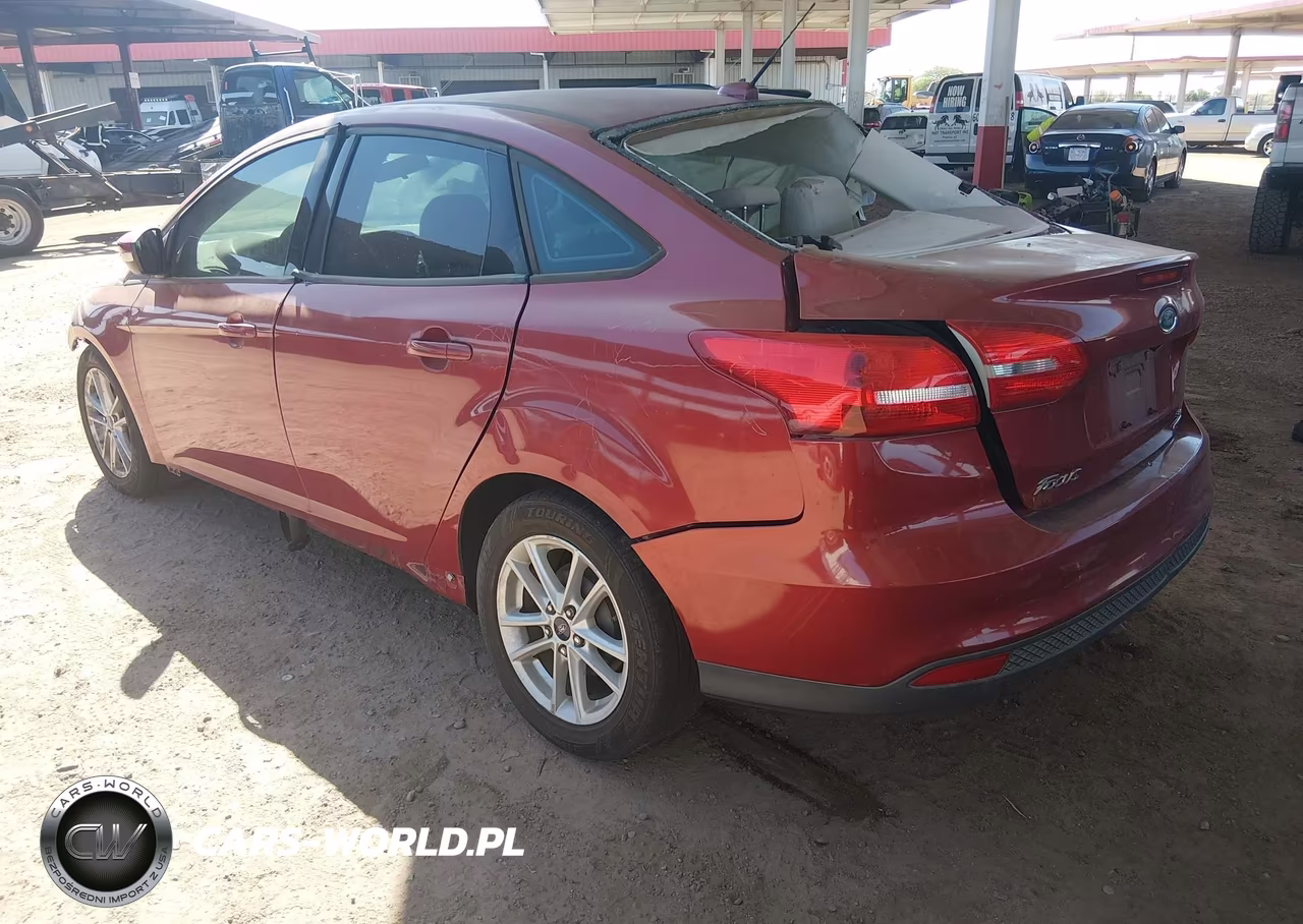 2015 Ford Focus Se VIN:1FADP3F2XFL211128 - 3