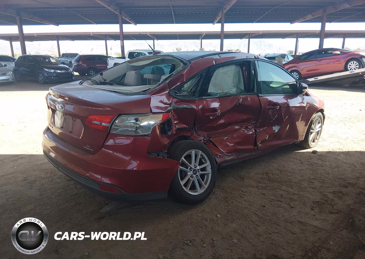 2015 Ford Focus Se VIN:1FADP3F2XFL211128 - 4